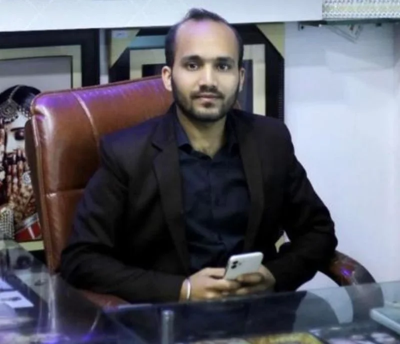 Om Prakash Bagga (Raja Bollywood Studio) 800x689